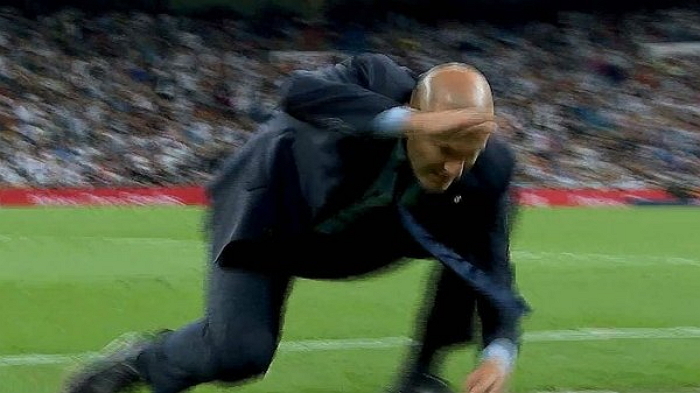 지단 감독이 땅을 치며 화내게 만든 벤제마의 ‘황당’ 슈팅 (영상)