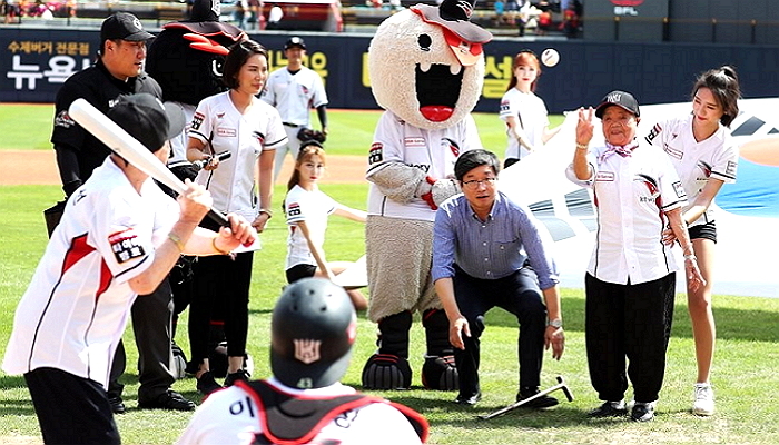 “위안부 아픔 알리려”···시구·시타 나선 이옥선·박옥선 할머니