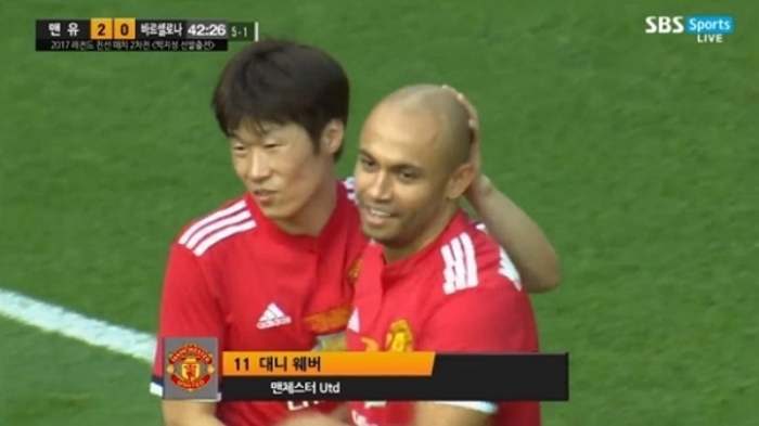 국대보다 더 뛰는 박지성…맨유, 레전드 매치서 바르샤와 무승부