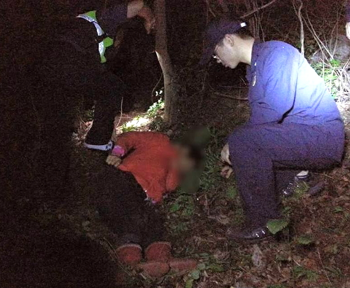 ‘낭떠러지’서 떨어진 할머니 ‘밤새’ 야산 수색해 찾아낸 경찰