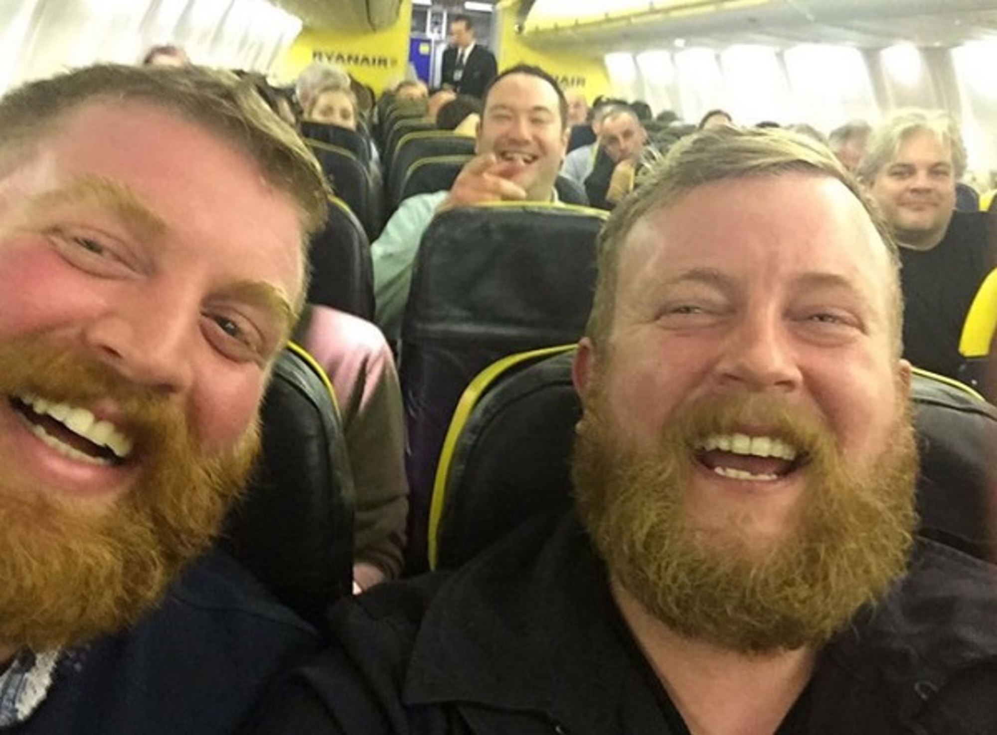 these-people-accidentally-bumped-into-their-doppelgangers-and-their