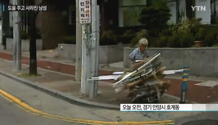 ‘폐지’ 줍는 할머니 곤경 처하자 쏜살같이 달려가 도와준 청년