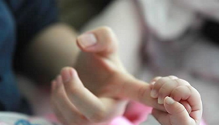 생후 50일도 안 된 갓난아기에게 ‘자기 코’ 빨게 하는 남편