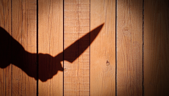 “컵라면 왜 안 치웠냐”고 지적한 편의점 알바생 남친 칼로 찌른 남성