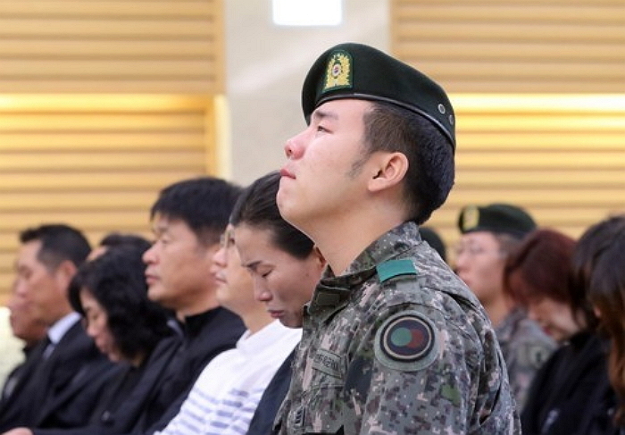 ‘K-9 사고’로 순직한 위동민 병장 영결식서 눈물 흘리는 전우들