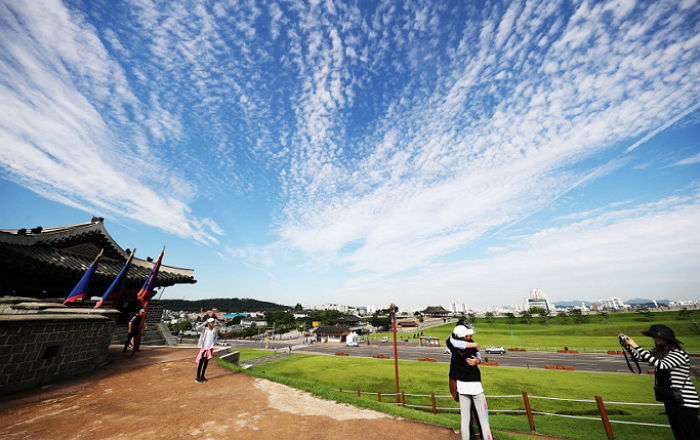 오늘(15일) 전국 대체로 맑고 선선…“제주도는 태풍주의보”