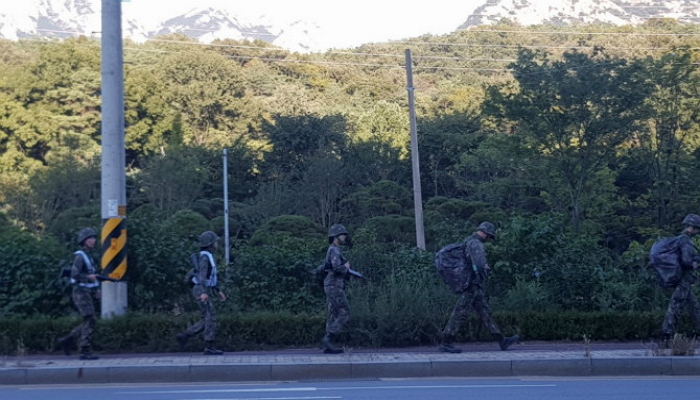 “왜 간부는 군장 안 메?” 현재 논란 중인 군대 행군 사진