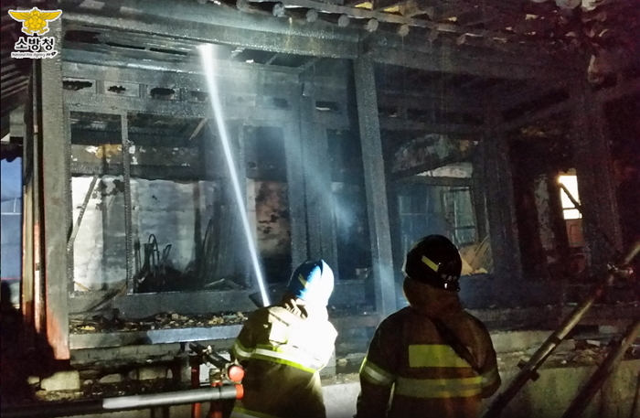강릉 건물 붕괴 전 화재 진압하는 소방관들 모습 (사진)
