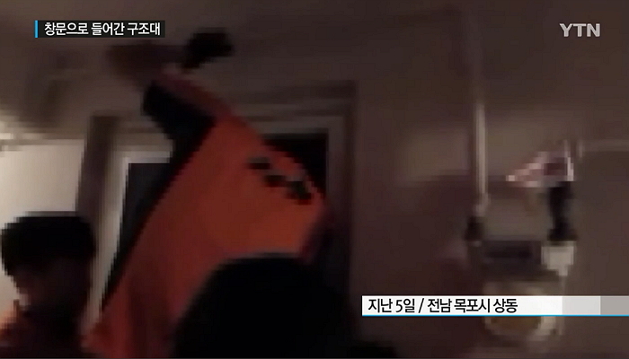 돈 없는 장애인 위해 문 안 부수고 ‘좁은 창문’으로 들어간 소방관