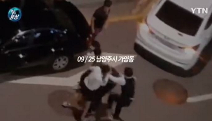 “이게 장난?” 차 렌트해 ‘무법 질주’하고 친구 집단 폭행한 10대들 (영상)