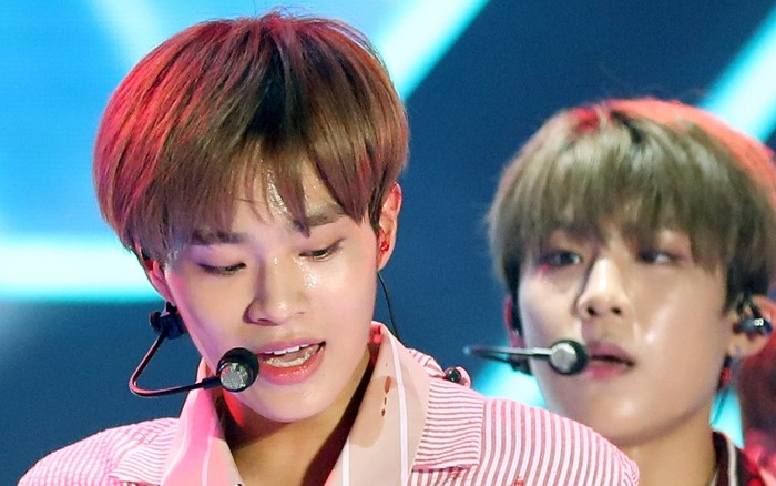 Wanna One Daehwi S Ear Was Bleeding During A Stage Performance Here Is Why