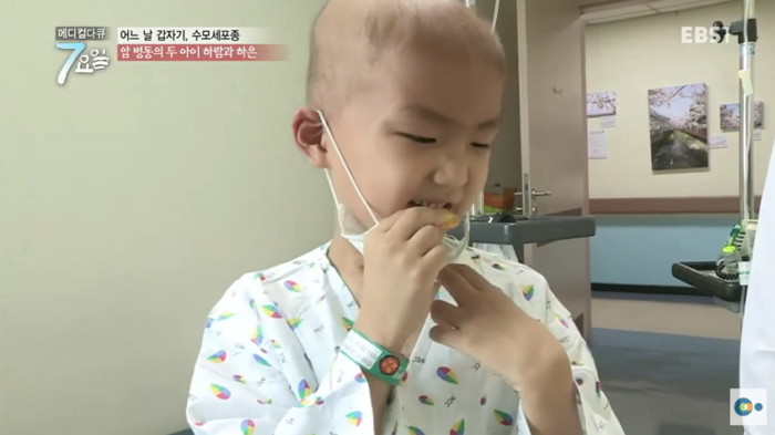 아픈 자신보고 엄마 속상할까봐 일부러 ‘애교’부리는 7살 뇌암 소년 (영상)