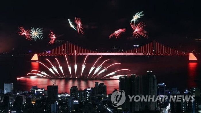 부산 광안리 하늘 수놓은 ‘2017 부산 불꽃 축제’ 현장