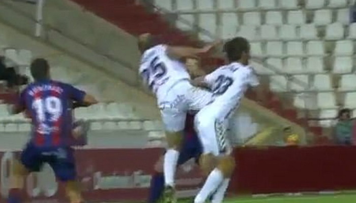 경기 중 격렬히 몸싸움 벌인 후 ‘성기 상태’ 확인하는 축구선수