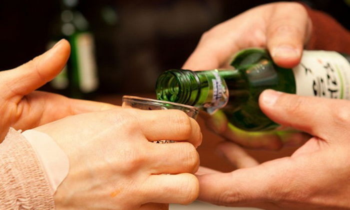 ‘술’ 강요하는 직장 상사에게 ‘고백’ 받은 여직원