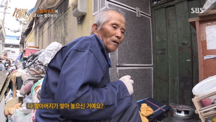 가족들이 자기 곁 떠나자 너무 외로워 고물 쌓아놓고 사는 할아버지 (영상)