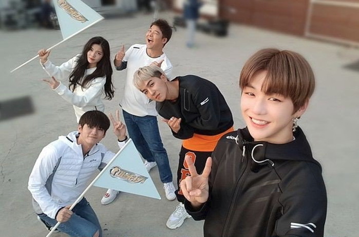 Kang Daniel Chanyeol Key Song Min Ho Sana And More Gather Around For Selfies While Filming Master Key