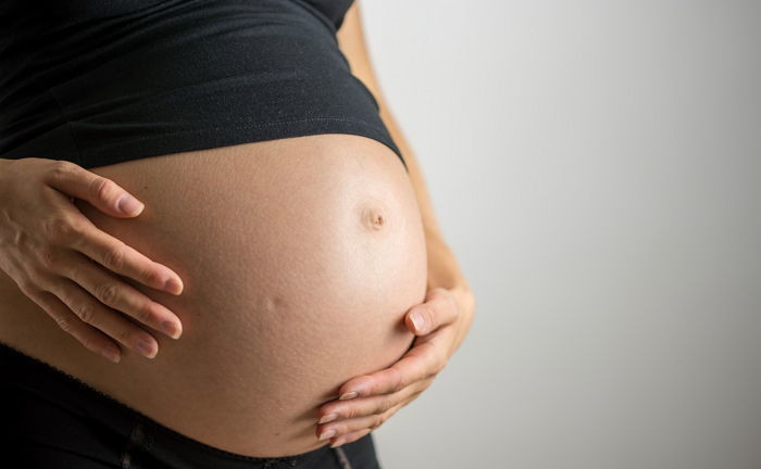 술 먹고 외박한 사이 아내가 출산하자 ‘무릎 꿇고’ 싹싹 빈 남편