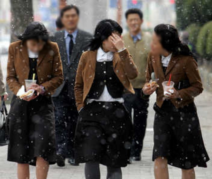 움직이기 불편한데 굳이 ‘교복 재킷’ 위에 ‘겉옷’ 입으라는 중·고등학교