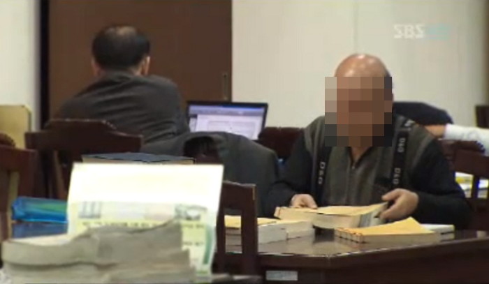 학생들 공부하는 도서관서 ‘수다 떨고 전화통화’까지 하는 노인들