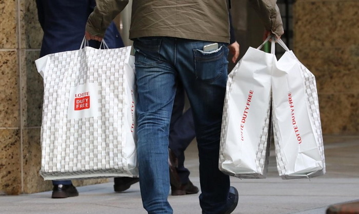 중국 관광객이 두고 간 ‘면세품’ 나눠가진 면세점 직원들