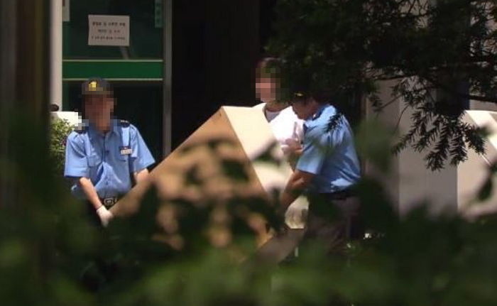 “경비 아저씨에게 김치냉장고 옮겨달라고 한 친구와 싸웠습니다”