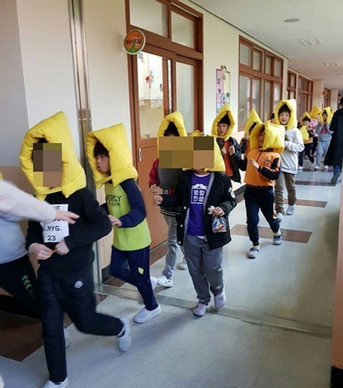 지진 발생하자 머리 보호대 쓰고 대피하는 초등학생들