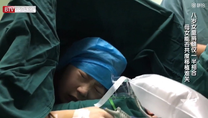 백혈병 앓는 엄마 위해 스마트폰 보며 ‘골수 기증 수술’ 견뎌낸 딸