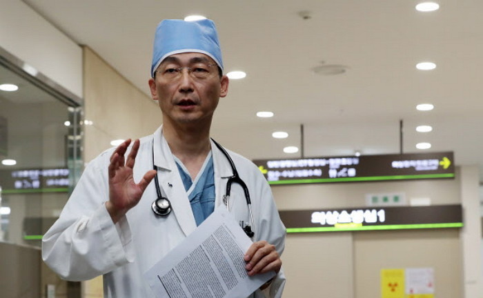 ‘인격 테러범’으로 몰린 이국종 교수의 소신 “수술실엔 삶과 죽음만 있다”