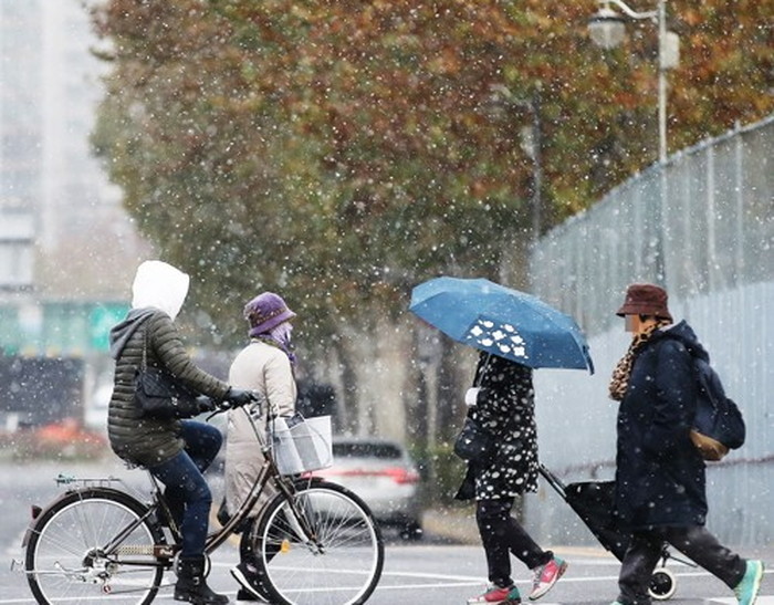 오늘(25일) 중부지방 낮 한때 눈·비…“바람 불어 쌀쌀해요”