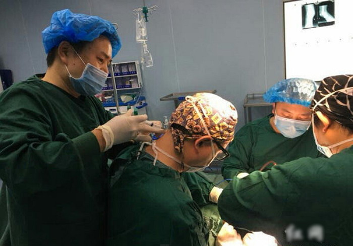 9시간 수술하다가 ‘목 마비’된 의사는 통증 주사를 맞으며 버텼다