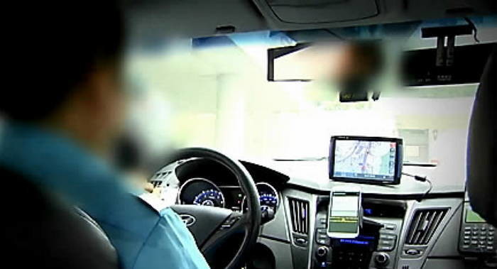 백미러로 ‘여자 승객’ 보며 운전 도중 ‘자위’한 택시기사