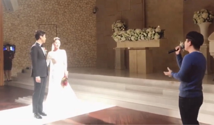 “진짜 멜로망스인 줄”···결혼식을 콘서트장으로 만든 ‘화제의 일반인’ 축가 영상