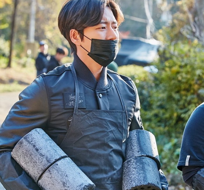 8년째 ‘연탄봉사’하는 박해진, 드라마 ‘사자’팀과 연탄 3400장 배달