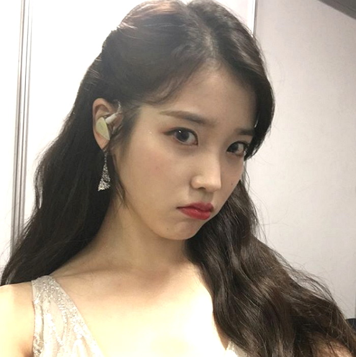 ‘순백 드레스’ 입고 여신美 뽐내며 ‘멜뮤’ 인증샷 공개한 아이유