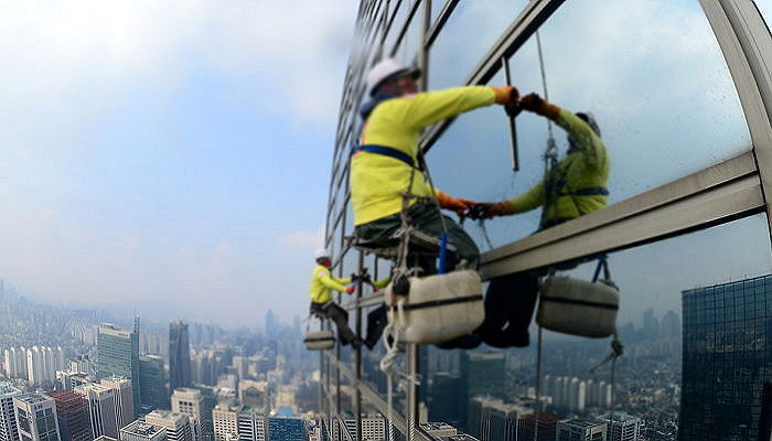 아파트 외벽 작업자 밧줄 끊어 살해한 40대 남성에 ‘무기징역’ 선고