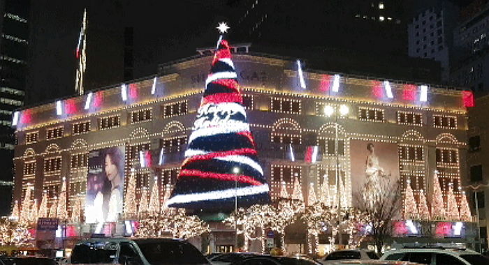 ‘크리스마스 캐럴’에 맞춰 흥겹게 춤추는 ‘명동 대형 빛트리’