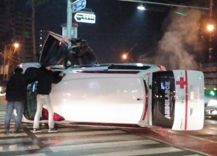 퇴근길에 교통 사고당해 쓰러진 군인들 구조한 영웅 소방관