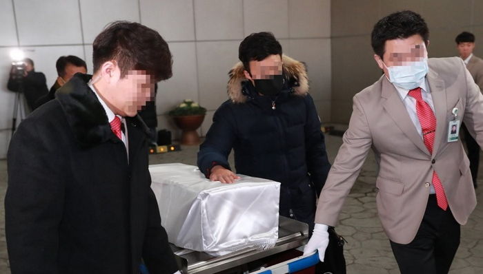 “쌍둥이 아빠였는데...” 이대 목동병원서 딸
 잃은 아빠의 마지막 배웅