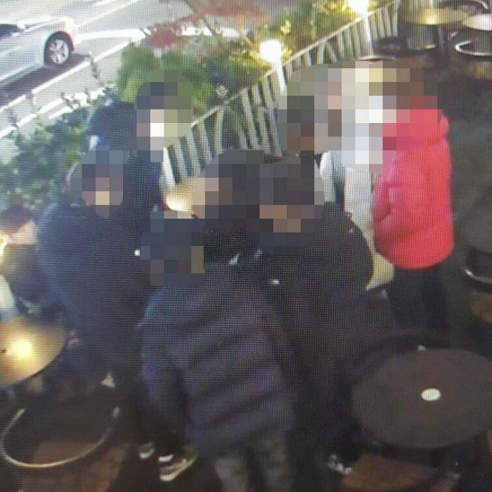 카페서 ‘음료 주문’도 안 하고 침 뱉으며 ‘담배’만 피운 고등학생들