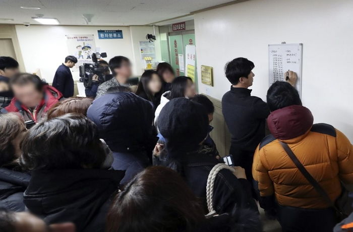 “엄마가 전화 안 받아 위치추적 앱 켰더니…” 바닥에 주저 앉아 오열한 20대 딸