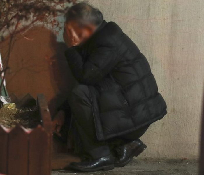 하루 아침에 가족 잃은 슬픔에 무릎 꿇고 오열하는 할아버지