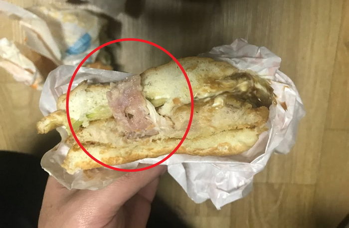 “롯데리아 통살치킨버거에서 덜익은 ‘생고기’ 패티가 나왔습니다”