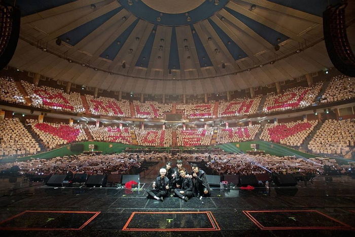 “언제나 그대의 빛이 될게”…하이라이트 콘서트서 팬들이 선보인 이벤트 (영상)