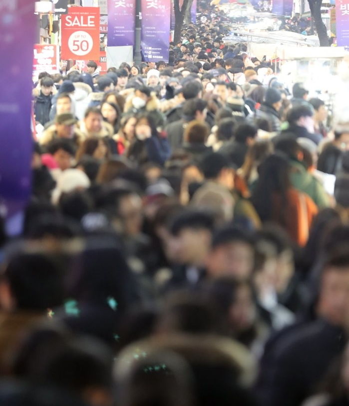 살에는 추위에도 ‘커플’로 발 디딜틈 없던 크리스마스이브 ‘명동’ 상황