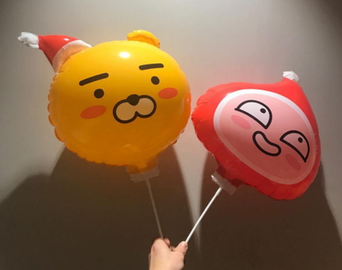 오늘(25일) 카카오프렌즈 스토어에 오시면 ‘산타 라이언’ 풍선 드려요