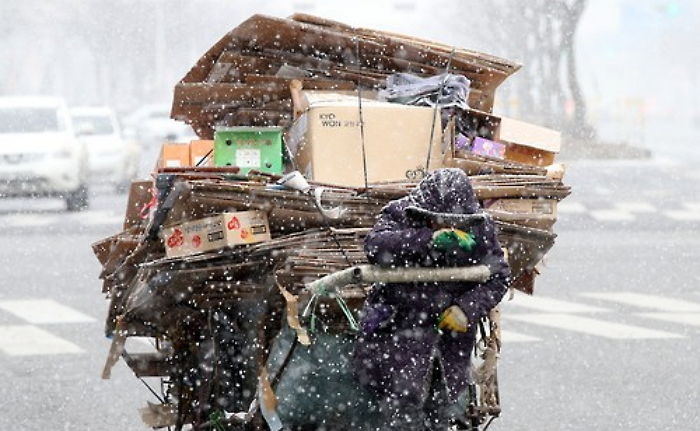 고물 훔친 80대 아버지 대신 어렵게 50만원 모아 주인한테 용서빌러 간 딸