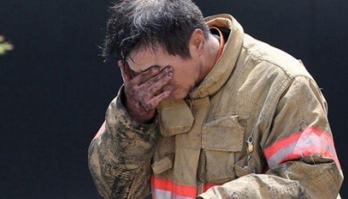 아이들 선물 사러갔다 길바닥서 옷 갈아입고 불속에 뛰어든 소방관