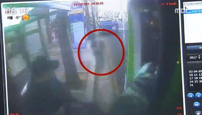 버스 앞문에 손 끼인채 20미터 끌려가다 중태 빠진 70대 할머니