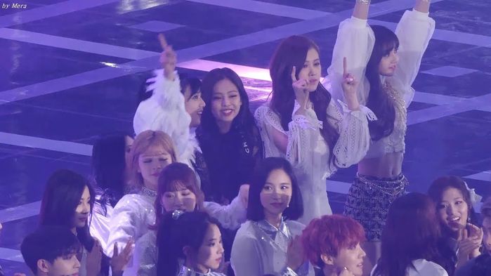 Netizens Find Interactions Between Black Pink S Lisa And Red Velvet S Irene Super Cute